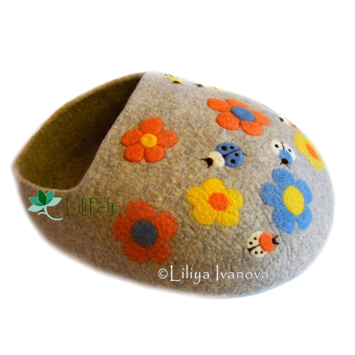 Валяная лежанка ручной работы Весна