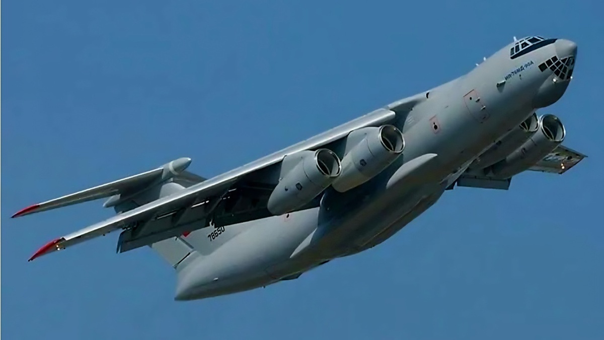 На фотографии: военно-транспортный самолёт Ил-76МД-90А, предназначен для межрегиональной перевозки войск, тяжёлой крупногабаритной техники и грузов, а также десантирования личного состава, техники и грузов парашютным и посадочным способом. 