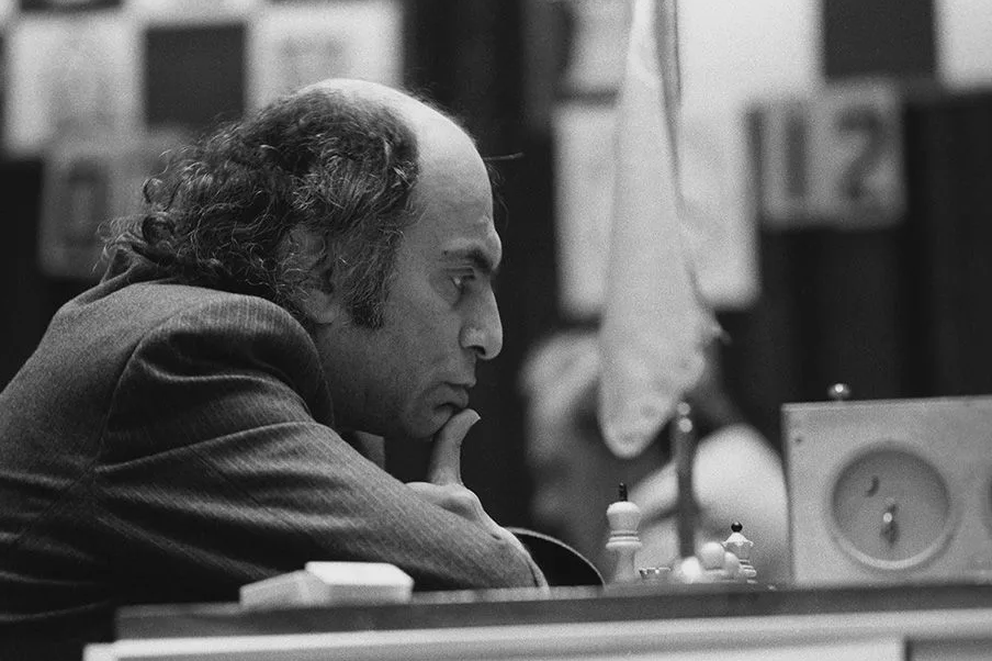 История Таля начинается с парадокса — как и большинство его шахматных партий.