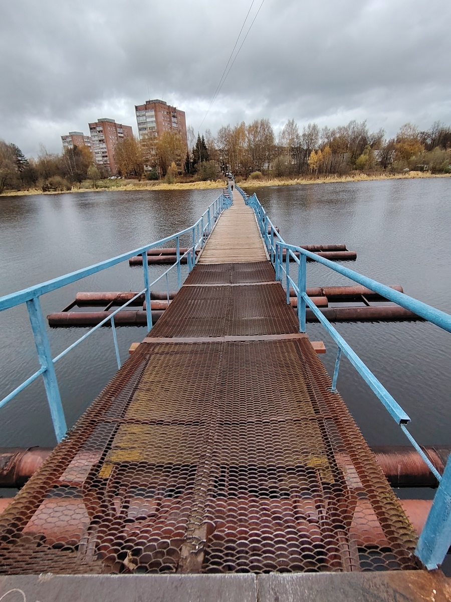 По такому живописному понтонному мосту можно пройти в бор со стороны ул.Гагарина