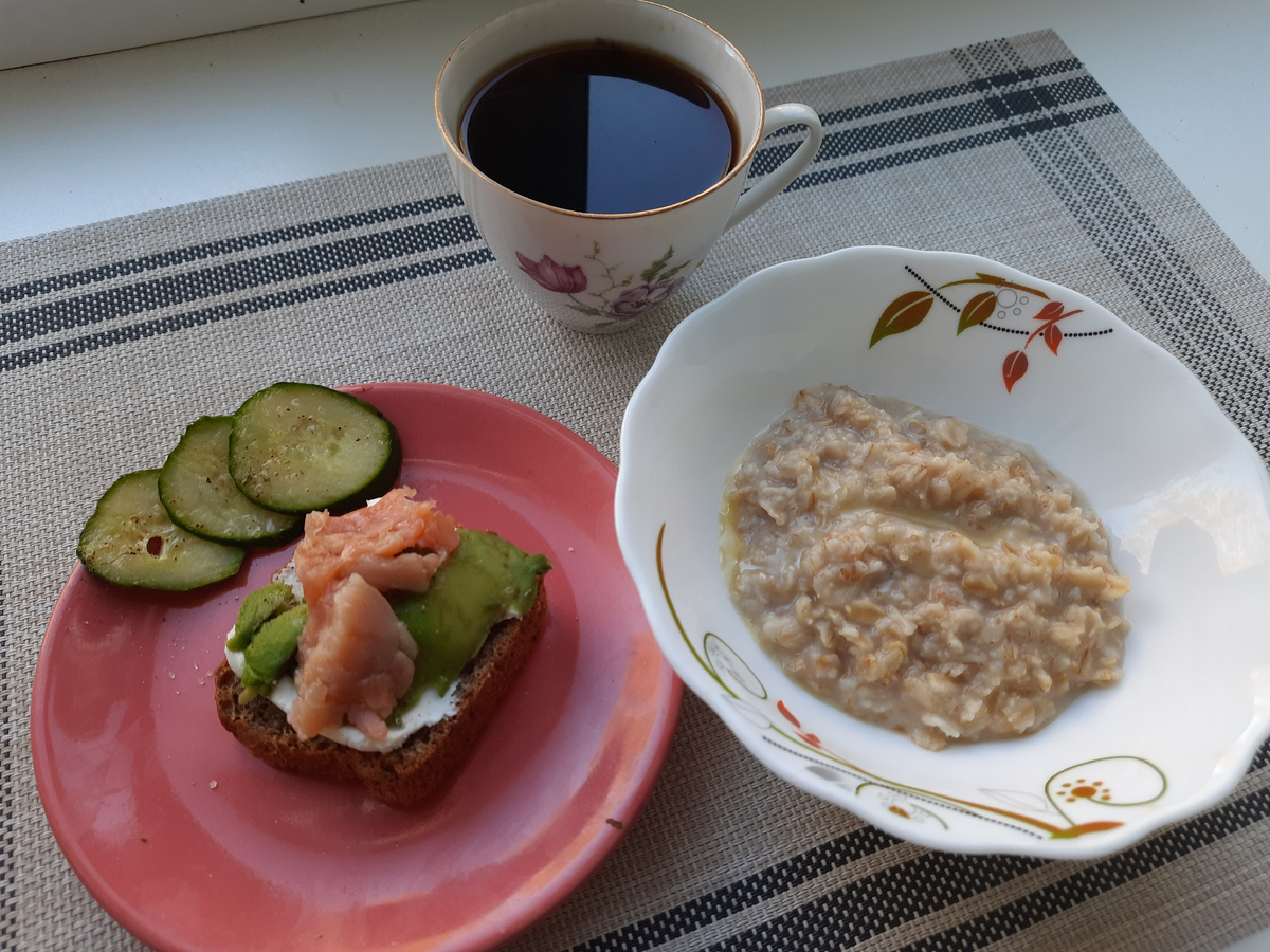 Бутер с творожным сыром, авокадо и красной рыбой