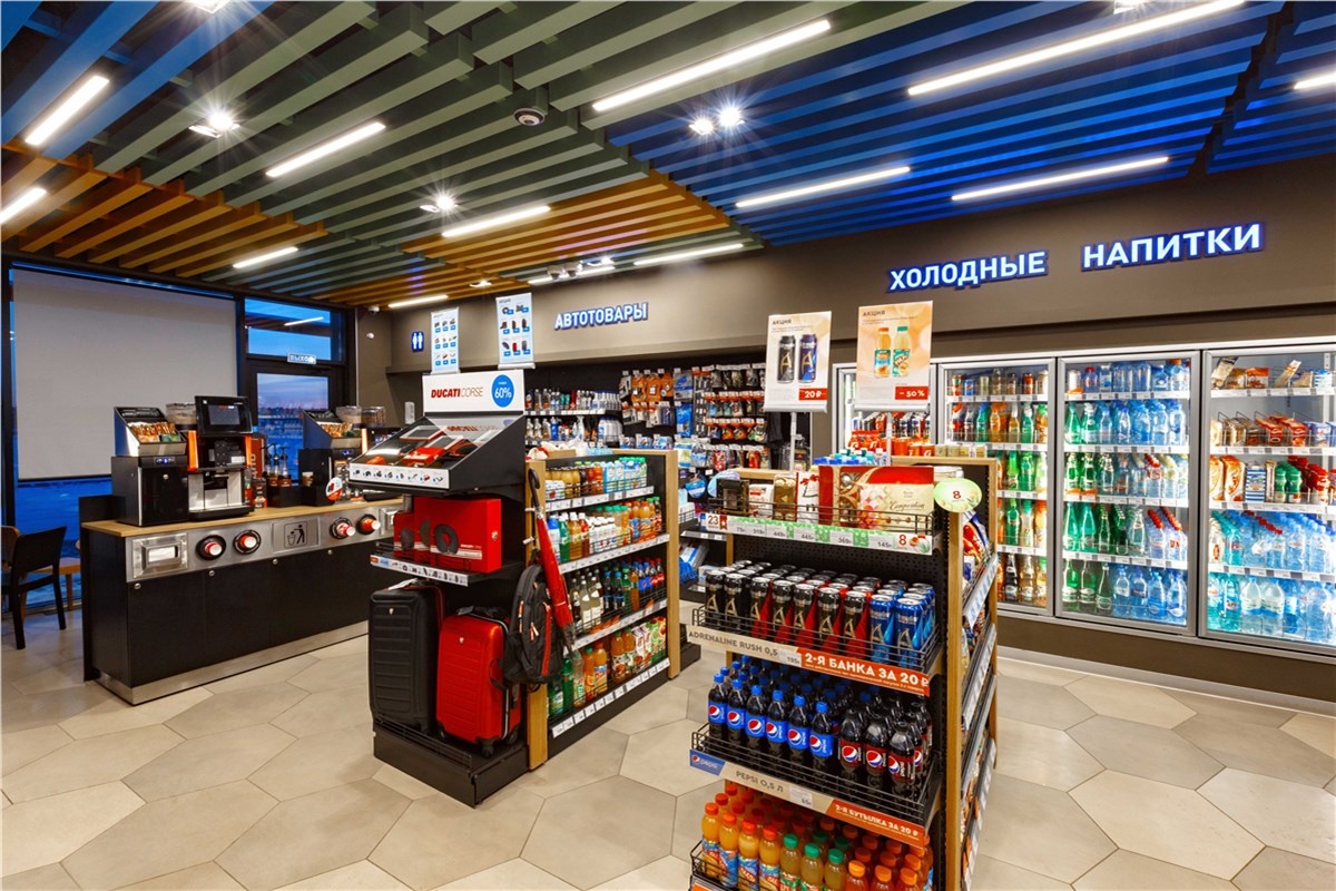 На автозаправочных станциях (АЗС) можно найти круглосуточные мини-маркеты с товарами первой необходимости. Крупные сети АЗС, такие как Газпромнефть, Лукойл, Роснефть, Татнефть и BP, предлагают широкий ассортимент товаров в своих магазинах.