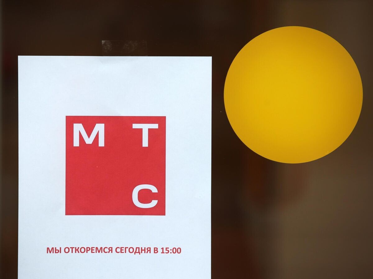    Новый логотип компании МТС при входе в офис в Москве© РИА Новости / Виталий Белоусов