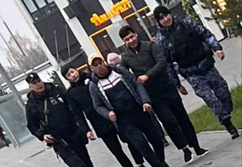    В момент задержания иностранцы улыбались. Видимо, рассчитывали, что "дядя Турал" и диаспора всё порешают. Скриншот: телеграм-канал "Многонационал"