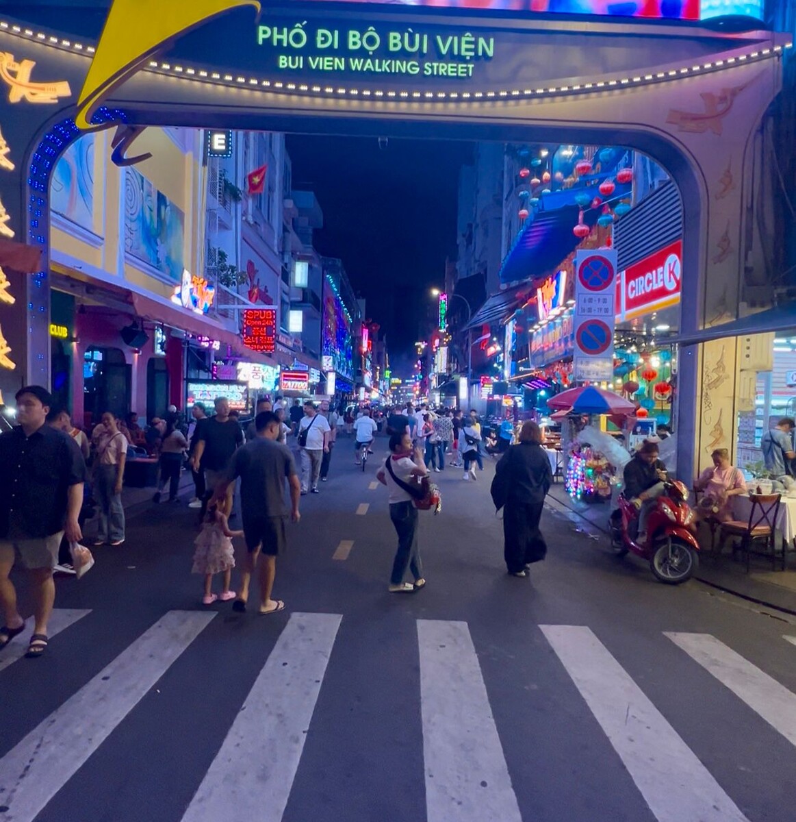 Вход на улицу с барами и клубами