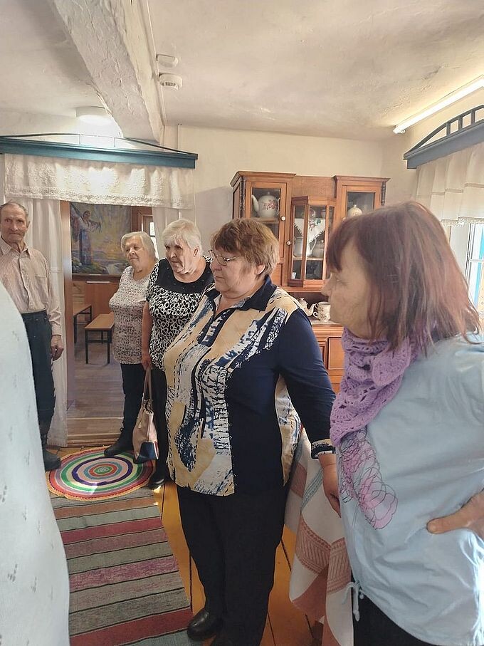 Посетители рассматривают артефакты музея