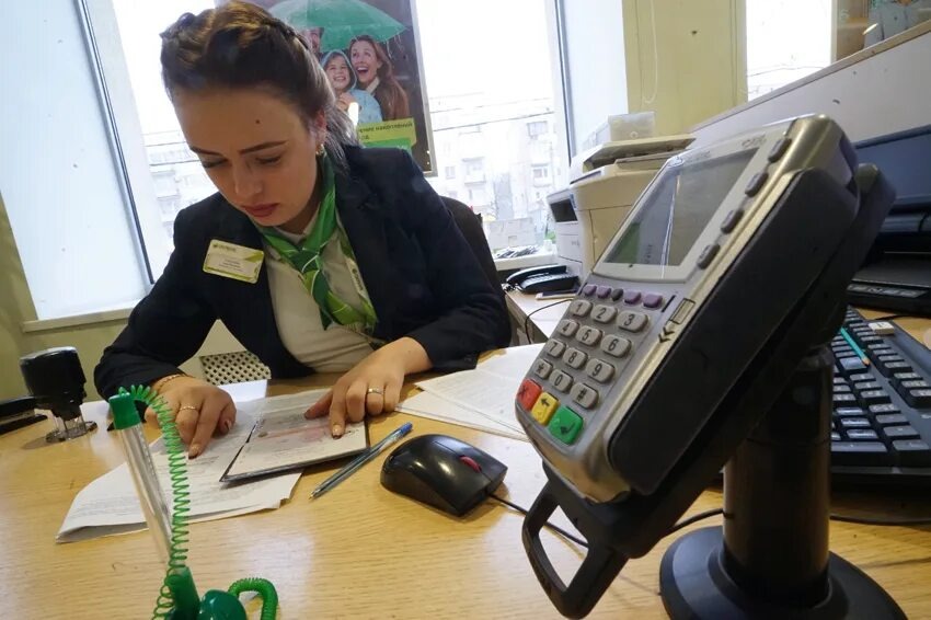 Сотрудники банков не имеют права проверять ваш телефон без разрешения клиента — разъяснение для граждан