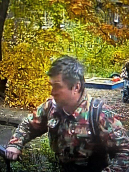    Мужчина в камуфляже по-тихому укатил велосипед с детской площадки в ПетрозаводскеМВД Карелии