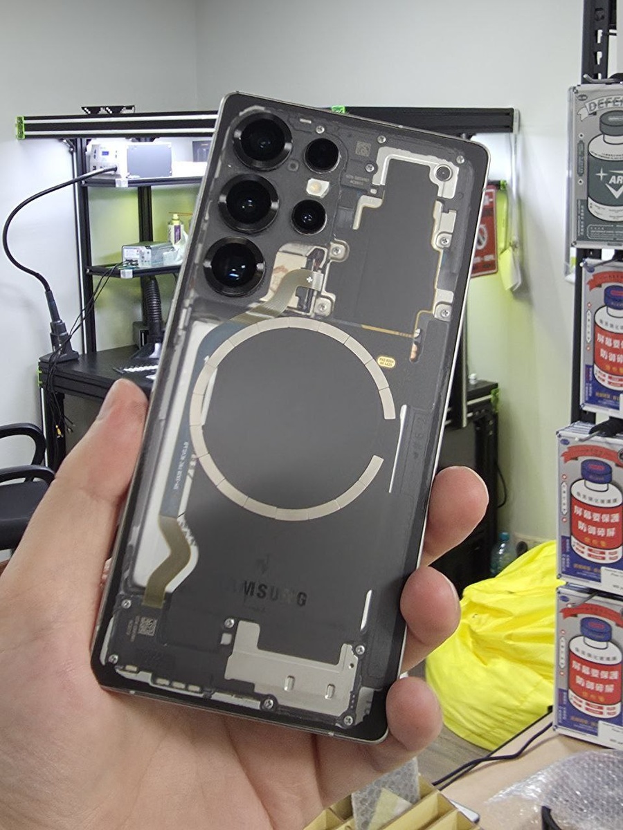 Samsung Galaxy S25 Ultra с прозрачным модом и магнитами