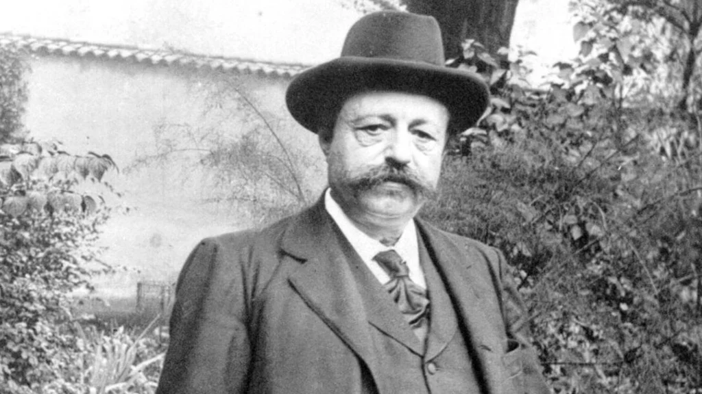 Во время пребывания при русском дворе, Николай II доверял мастеру Филиппу и интересовался его мнением по многим вопросам. 21 сентября 1901 года Низье, будучи при императорском дворе, предсказал рождение наследника Алексея в 1904 году, а также военное поражение и революцию.