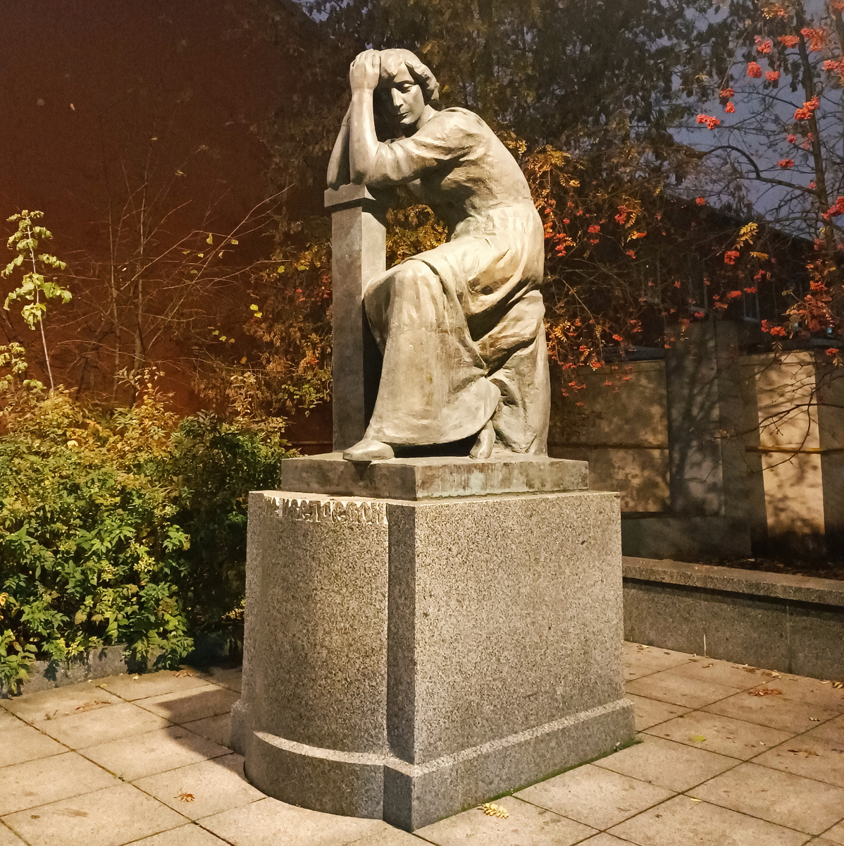 Памятник Марине Ивановне Цветаевой в Борисоглебском переулке (скульптор Н.А. Матвеева, архитекторы С.П. Бурицкий и А.С. Дубовский). За памятником, конечно же, рябина. 