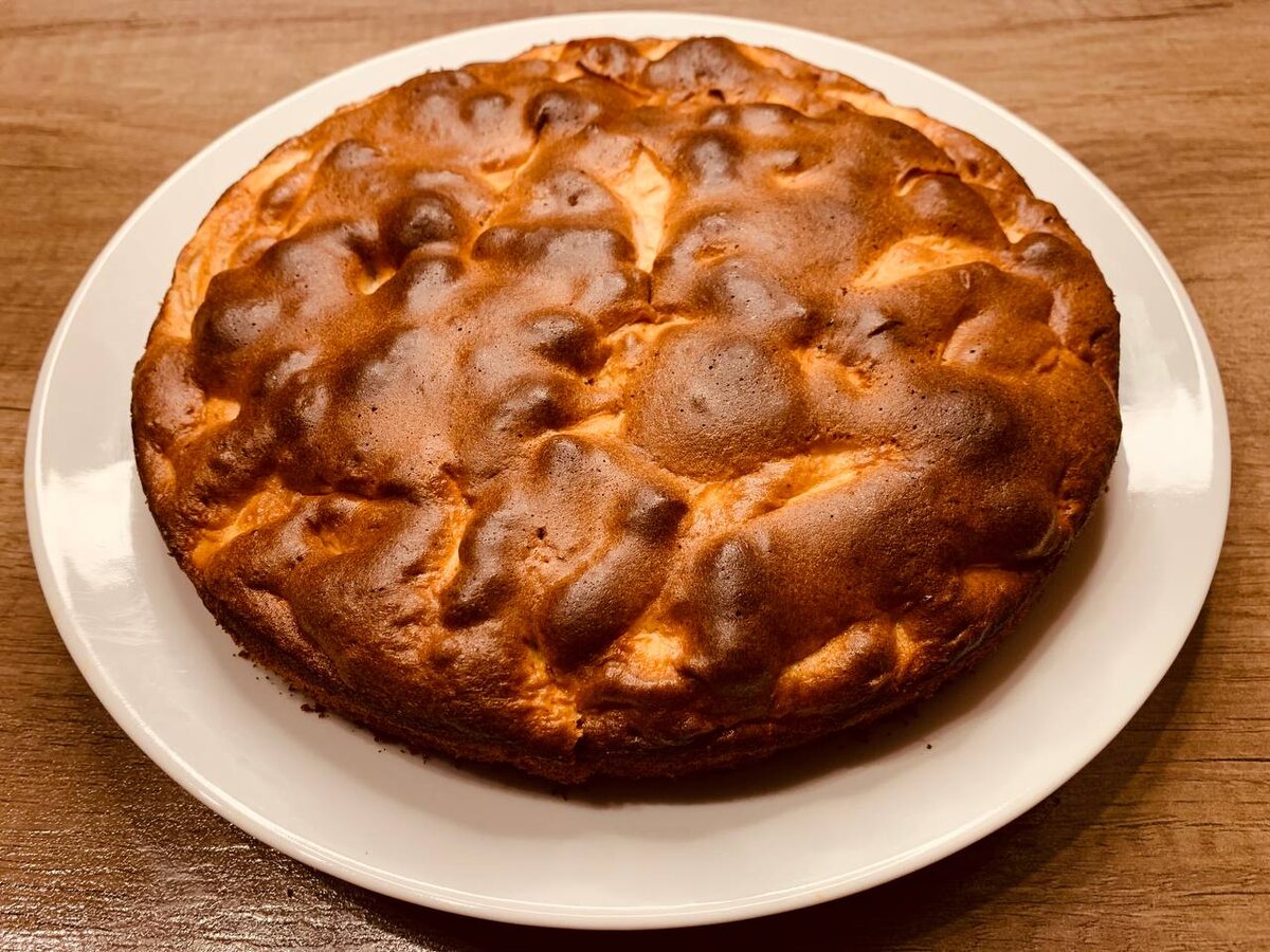 Готовая медовая шарлотка с яблоками