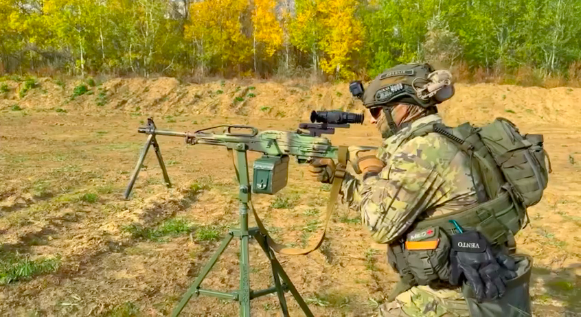 Тренога для стрельбы из ПКМ в руках военнослужащего