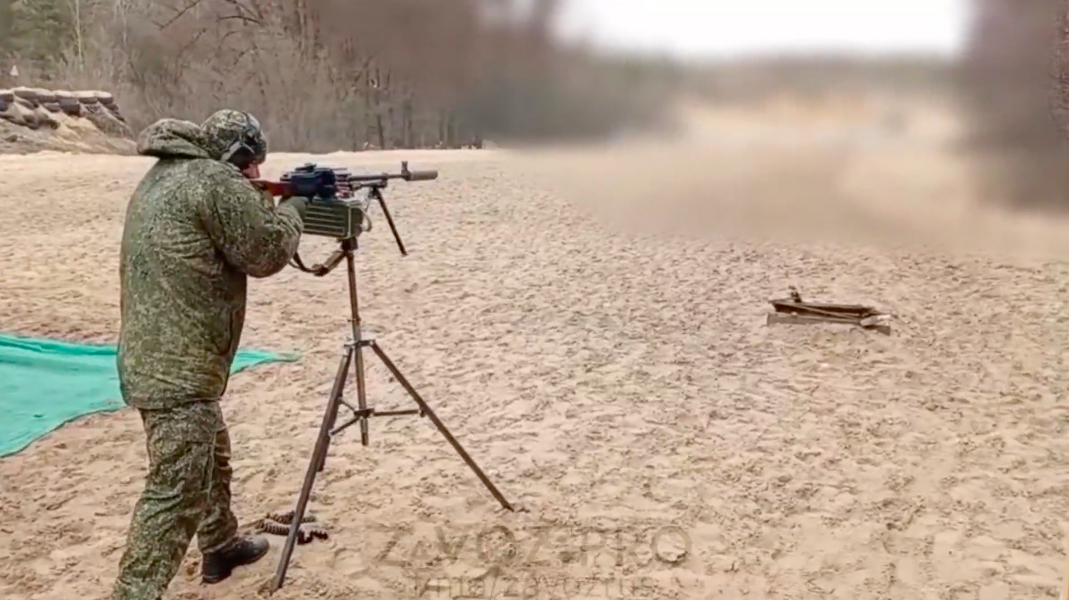Тестирования треноги для пкм у бойца одного из специальных подразделений
