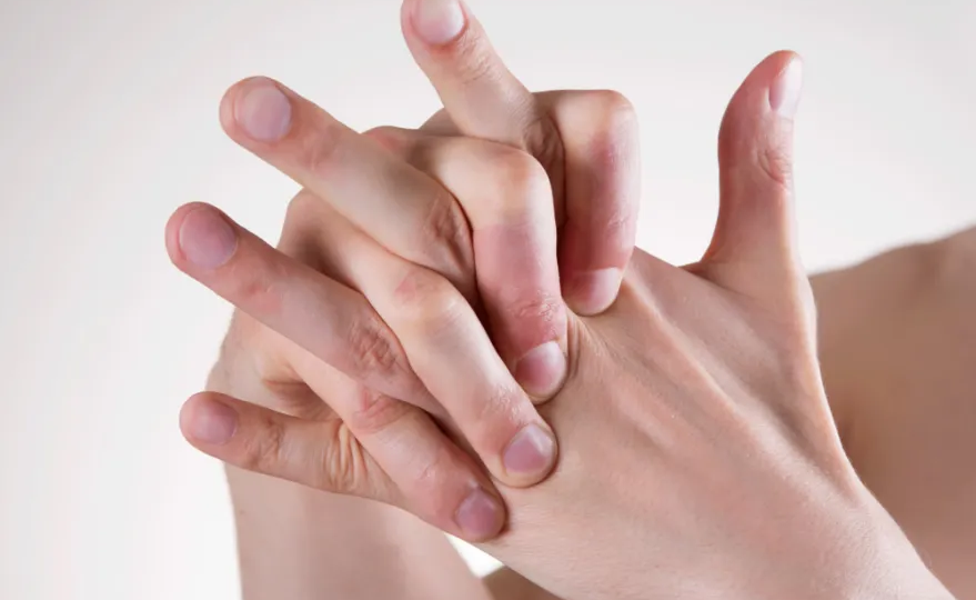 Хрустеть или не хрустеть - вот в чем вопрос: опасно ли щелкать пальцами рук и ног