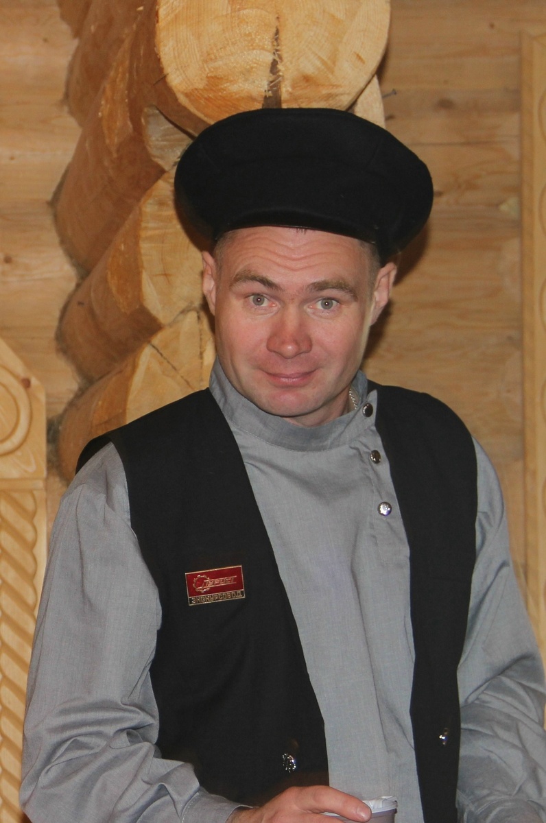 Создатель музея Александр Хохлов. Трудится Александр в сфере гражданской авиации в Санкт-Петербурге, преподает в Череповецком государственном университете.
