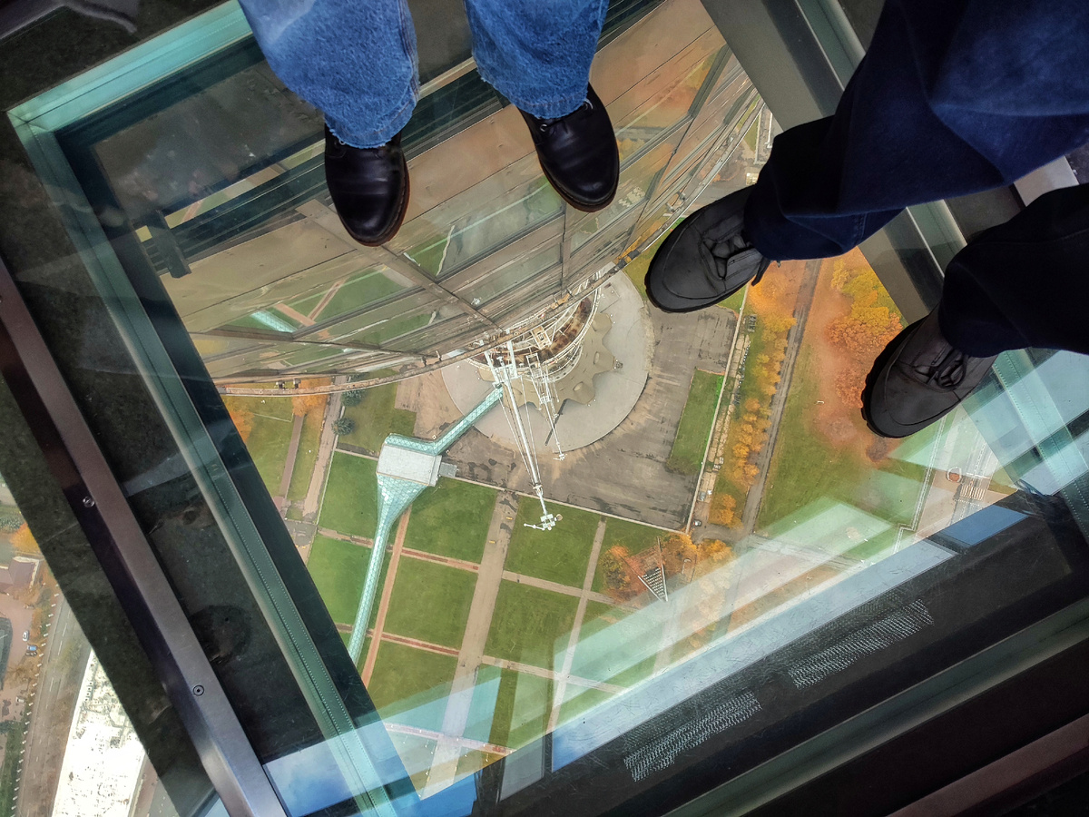 У меня с каждым членом моей семьи есть такое фото на стеклянном полу Останкинской башни, на высоте 337 метров. Всех по отдельности туда водила))) 