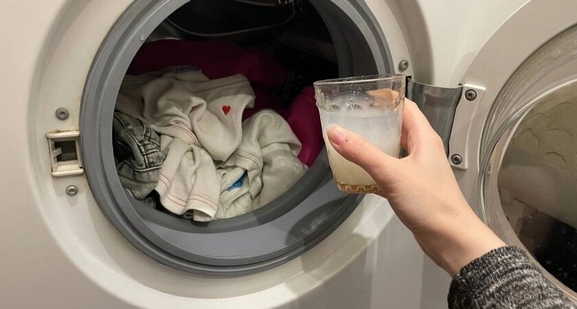    Стакан на стирку и одежда безупречно белая: секрет от прачки, что нужно добавить в стиралку вместе с порошком
