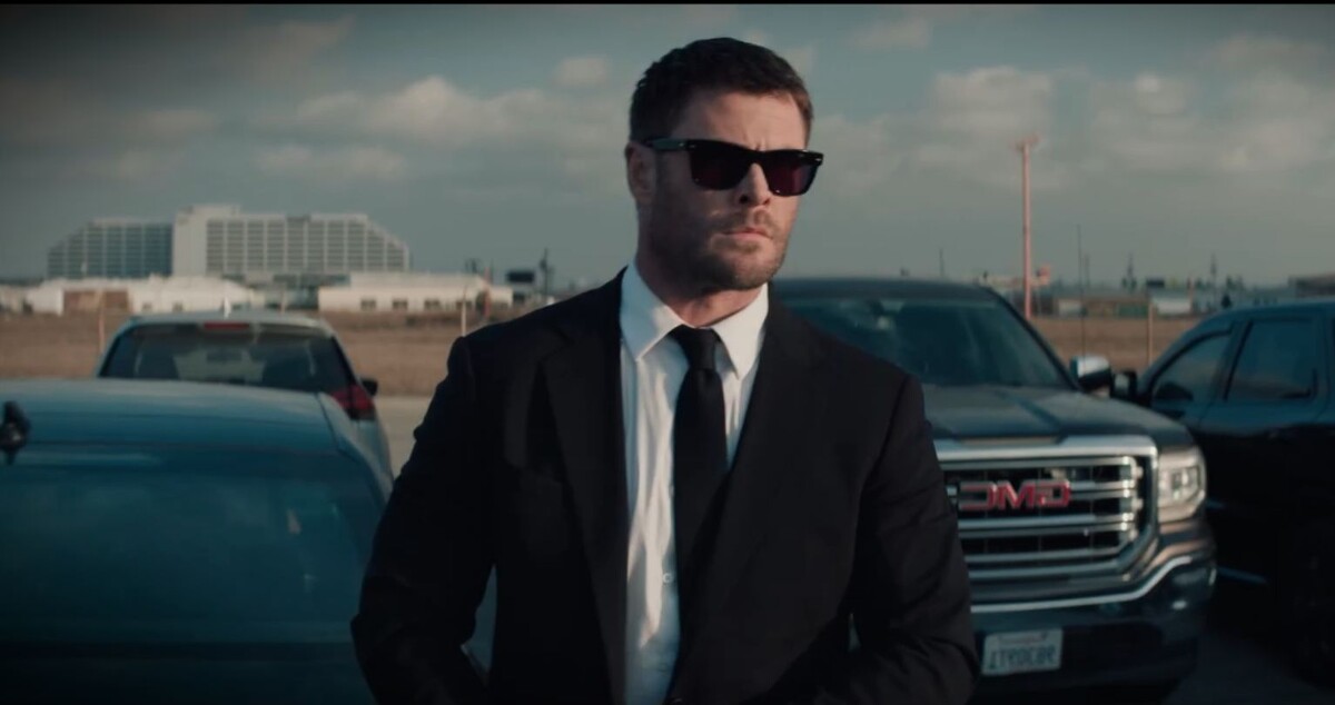 Майк (Крис Хемсворт)