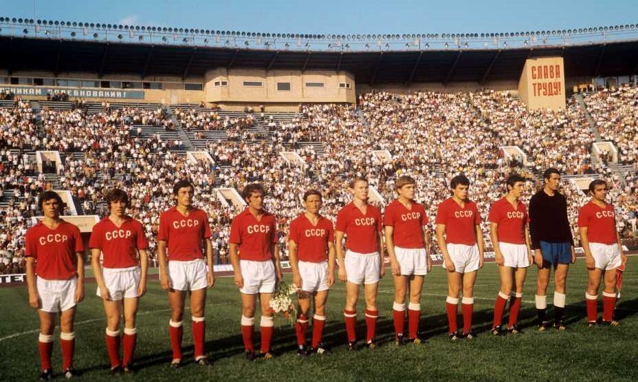    За сборную СССР Анатолий Кожемякин (четвертый справа) успел провести только три матча. Фото: ТАСС