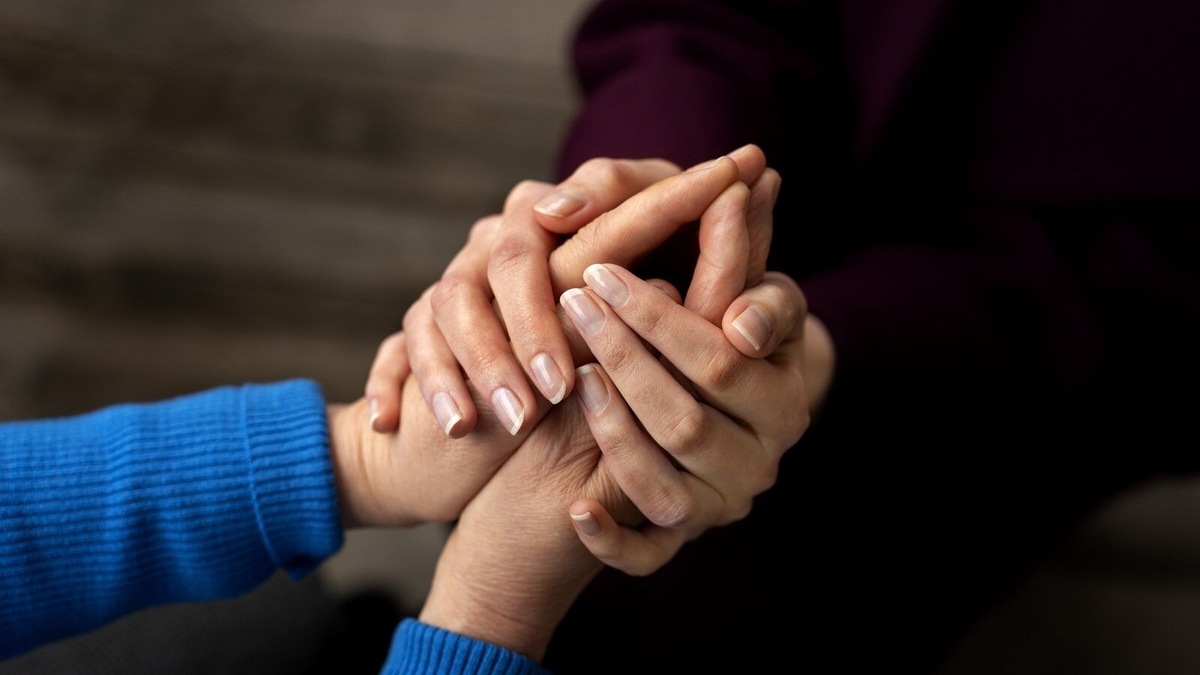    «Нелюбовь может скрываться за самыми не очевидными поступками, особенно за теми, которые мы считаем проявлениями заботы и внимания», — говорит психолог Михаил Лабковский. Источник изображения: change.org