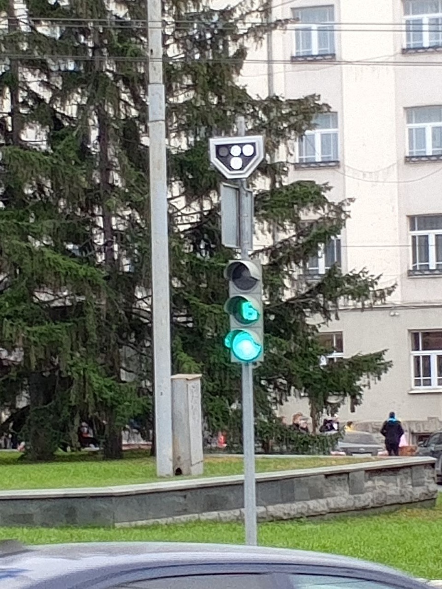 нафига белый сфетофор и как он работает?