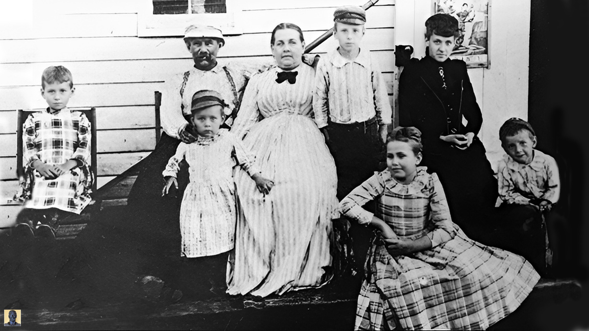 Семья Милутина и Георгины Тесла. Никола крайний слева на стуле.