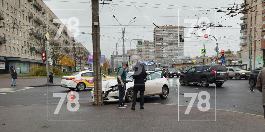 Столкновение легковушек на углу Ленинского и Зины Портновой попало на видео