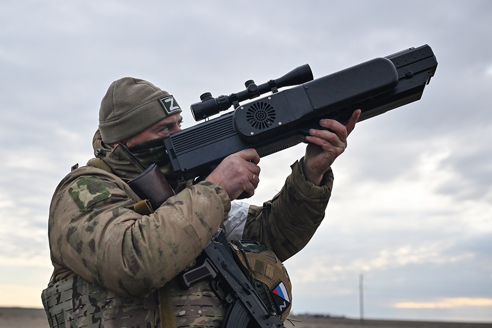    Резервист отряда "БАРС-Крым" обучается применению РЭБ-ружья для отражения атак вражеских дронов. / РИА Новости