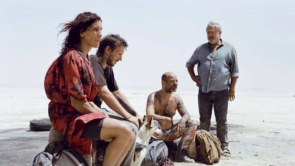 Ищущий дочь Луис (Серхи Лопес) и группа рейверов путешествуют по пустыне на другой конец страны.📷Фото: Uri Films