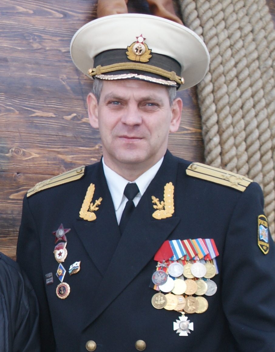 Капитан I ранга с позывным "Вьетнам". Во время Первой чеченской военной кампании командовал ротой морской пехоты, сформированной из матросов, снятых с кораблей Лениградской военно-морской базы