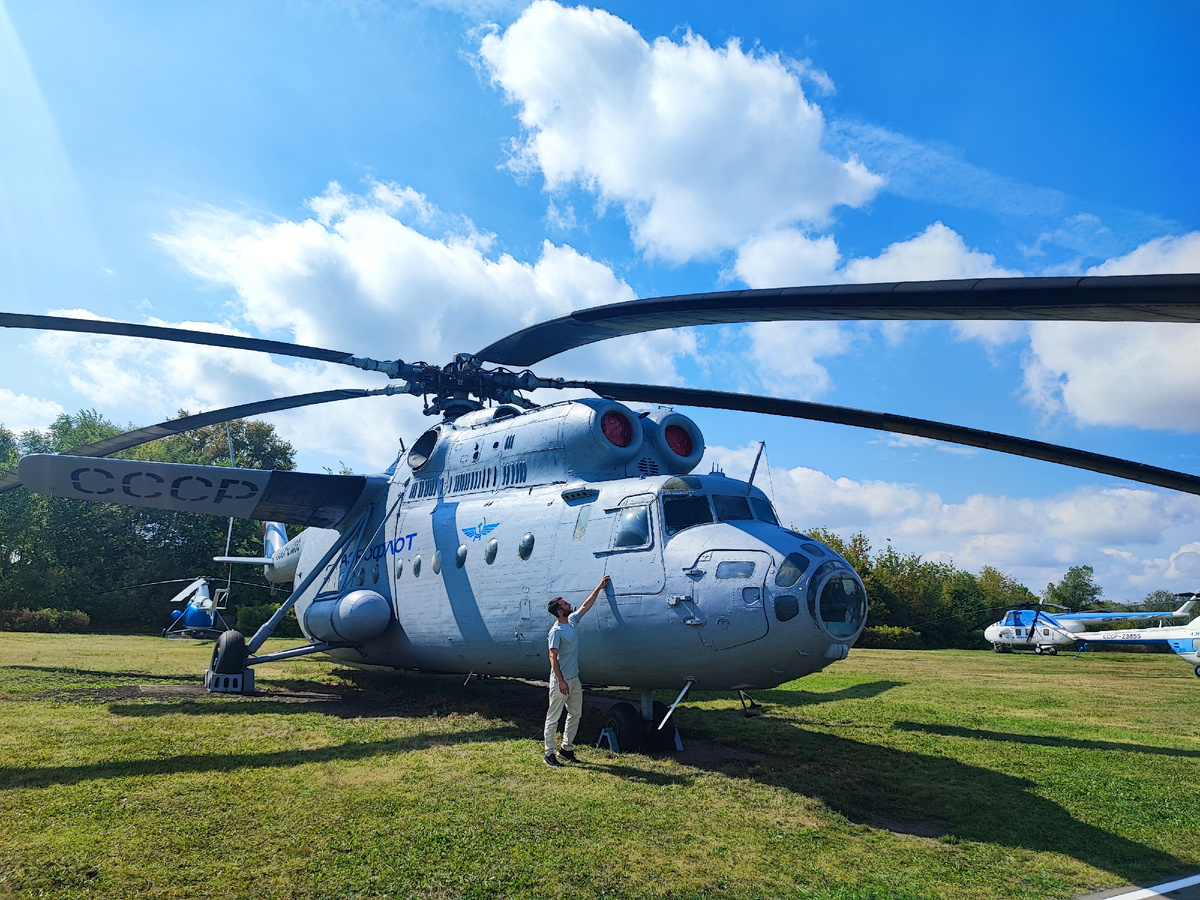 Кстати, крыло у вертолета съемное, обеспечивало большую экономичность на крейсерских режимах, но как правило снималось при полной загрузке, так как в данном случае вес самих крыльев нивелировал преимущества создаваемой им дополнительной подъемной силы.
