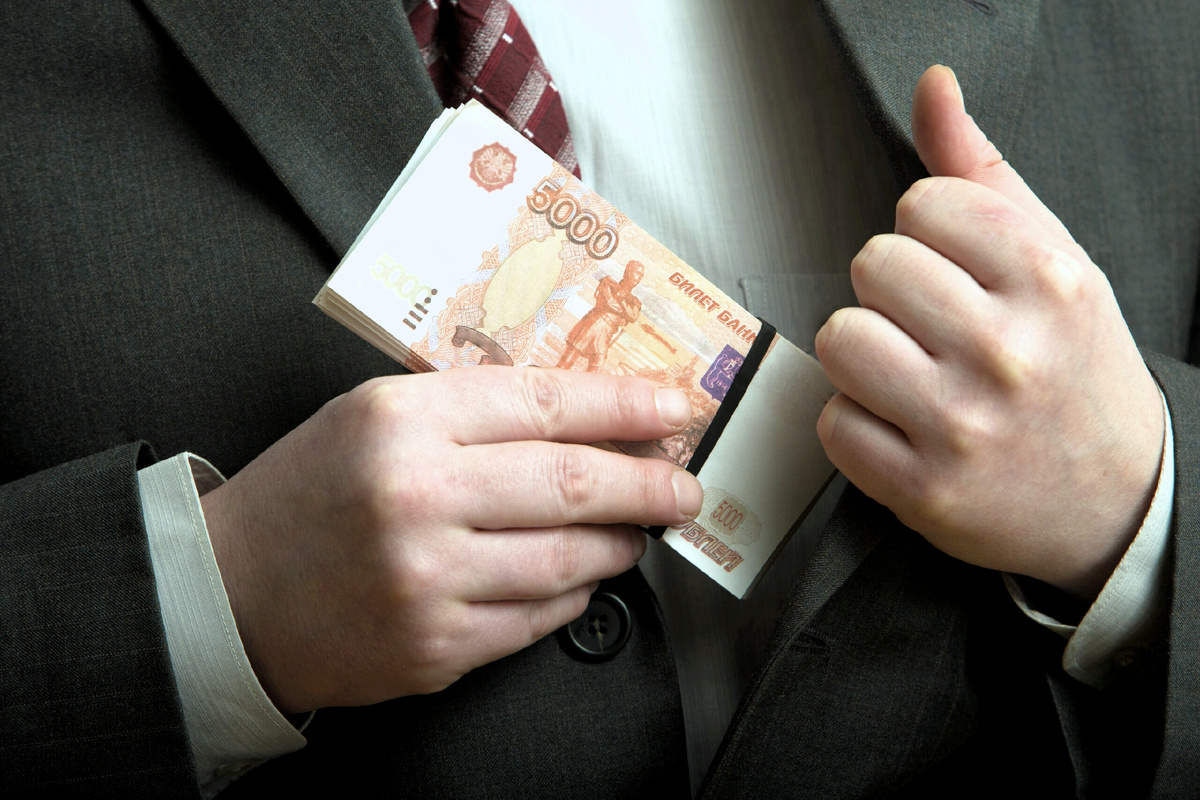 Очередной чиновник "перепутал карманы". Фото из открытых источников.