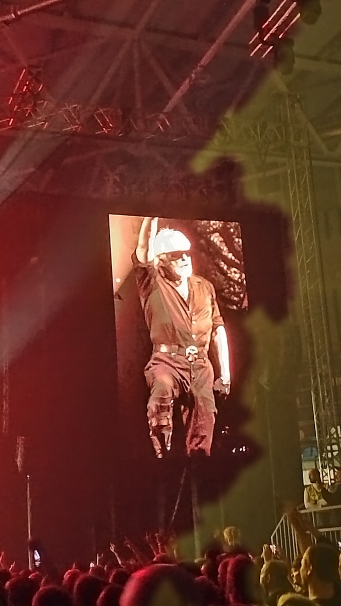 Константин Кинчев с трансляции на экранах Тула-Арены (фото автора статьи)