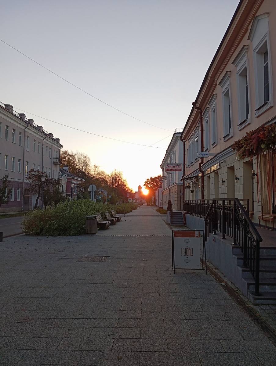 По дороге на работу, в октябре, но не сегодня. Сегодня у нас пасмурно, но относительно тепло было. 