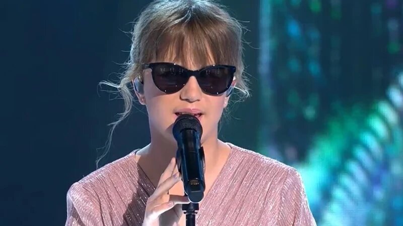     Незрячая певица из Барнаула прошла в финал шоу на НТВ. Скриншот видео телеканала НТВ