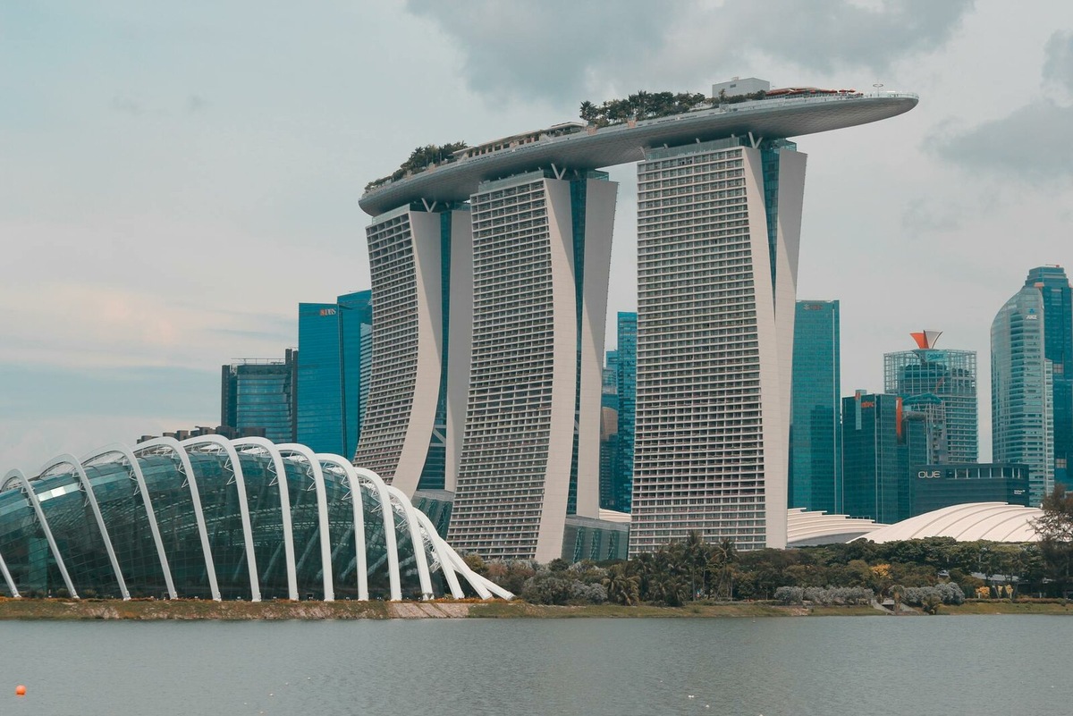 Ночь в Marina Bay Sands стоит от 666 до 2000 долларов (57 396–172 361 рубль). Фото: Pexels
