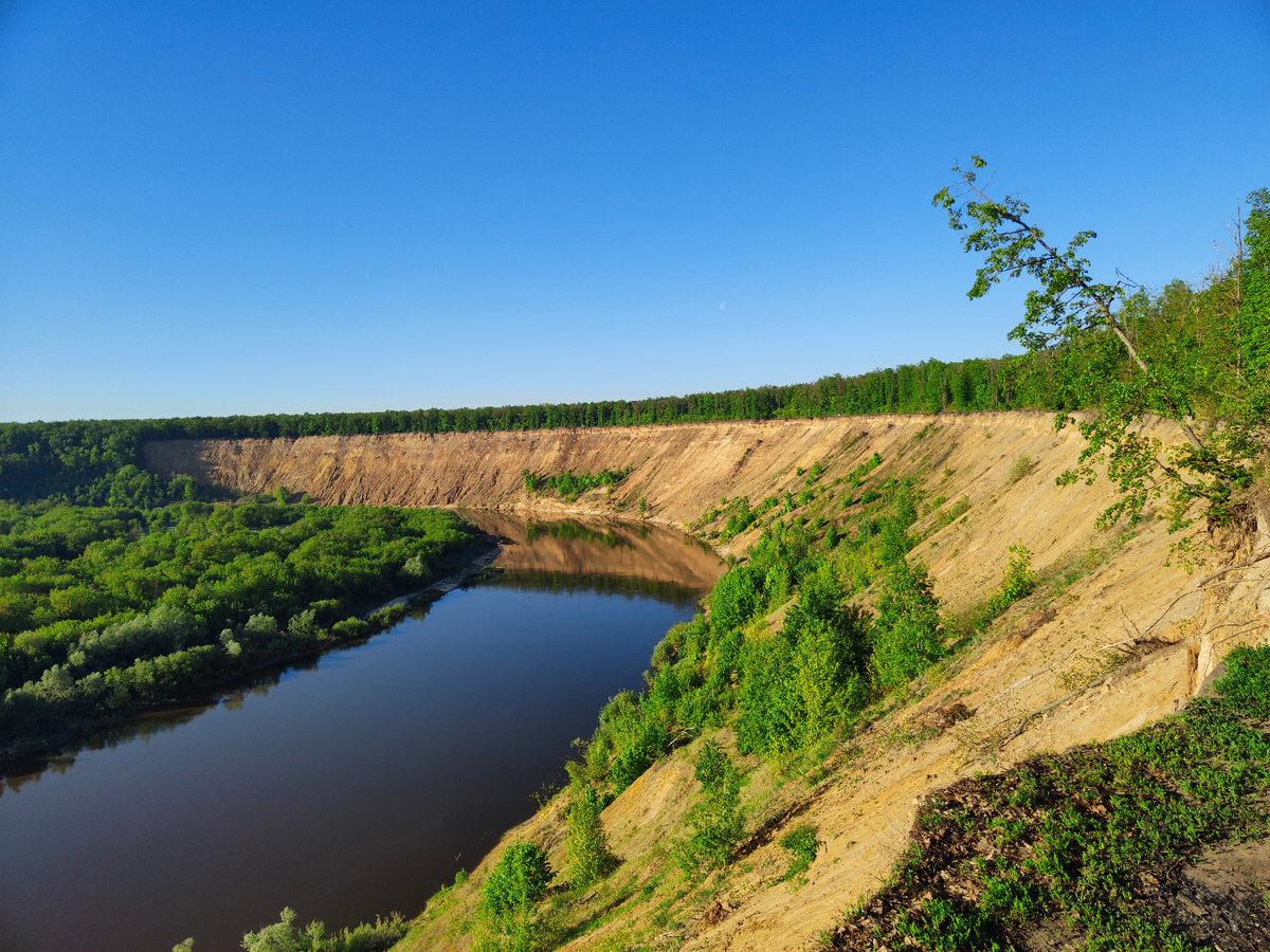 Вдали виден ближний к дороге участок берега.