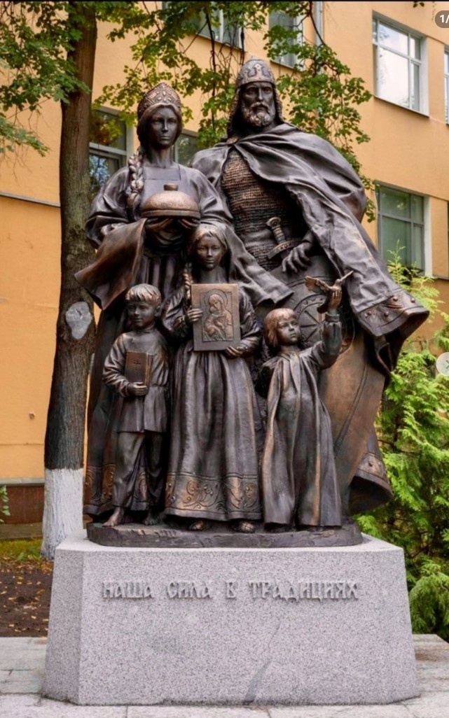 Аввтор скульптурной группы Салават Щербакоы