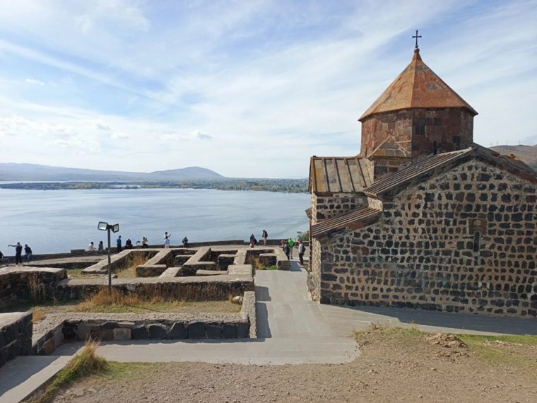     В поездке стоит обязательно посетить озеро Севан