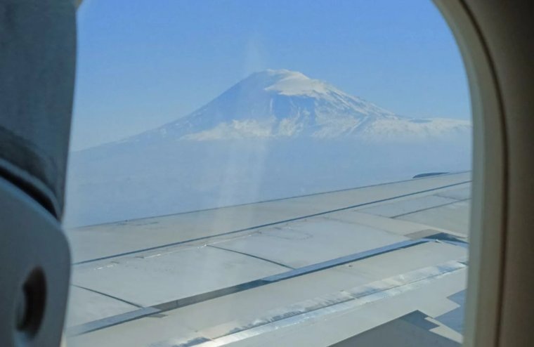    При подлете к Еревану сразу виден Арарат