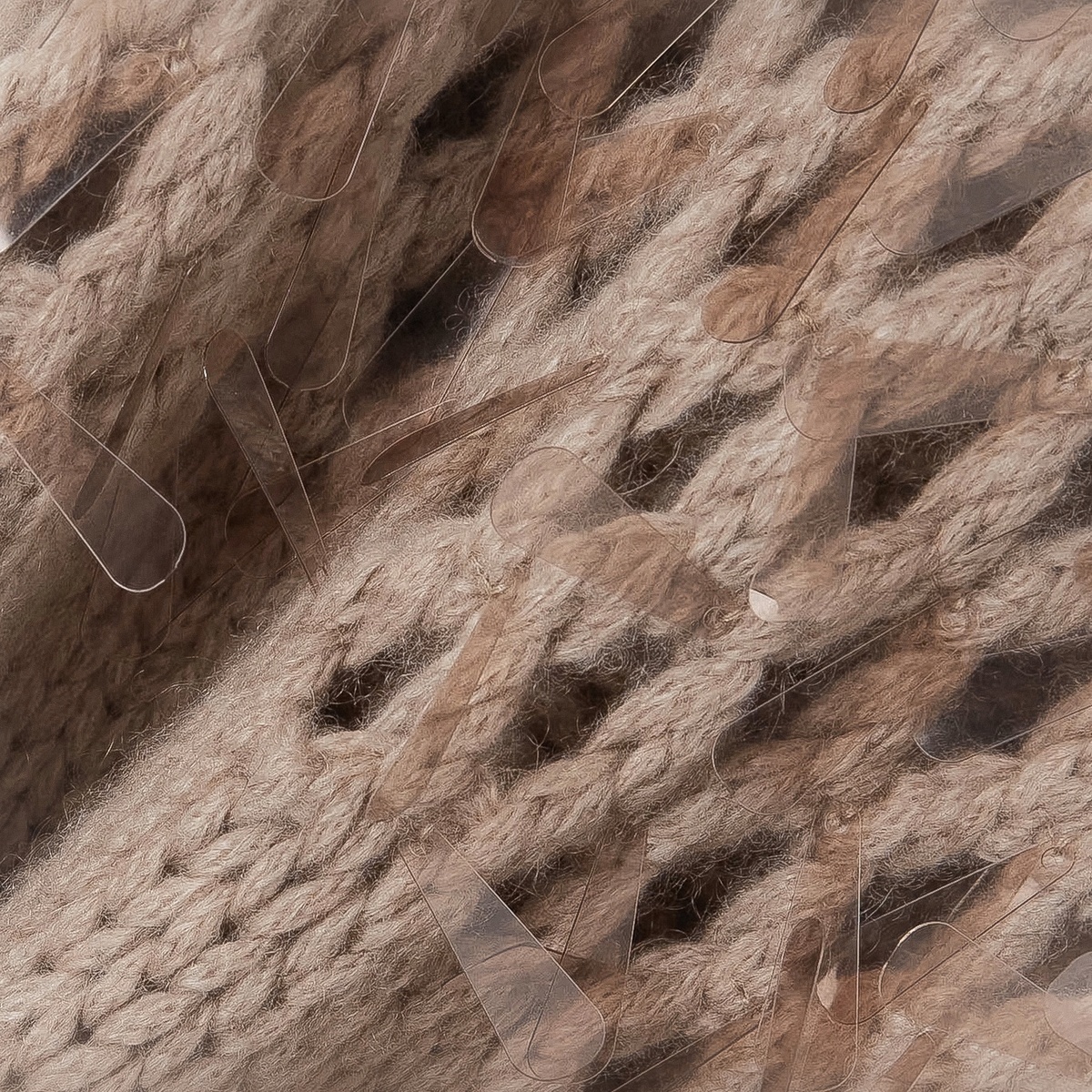 Крупные элементы, нашитые на ажурные участки полотна