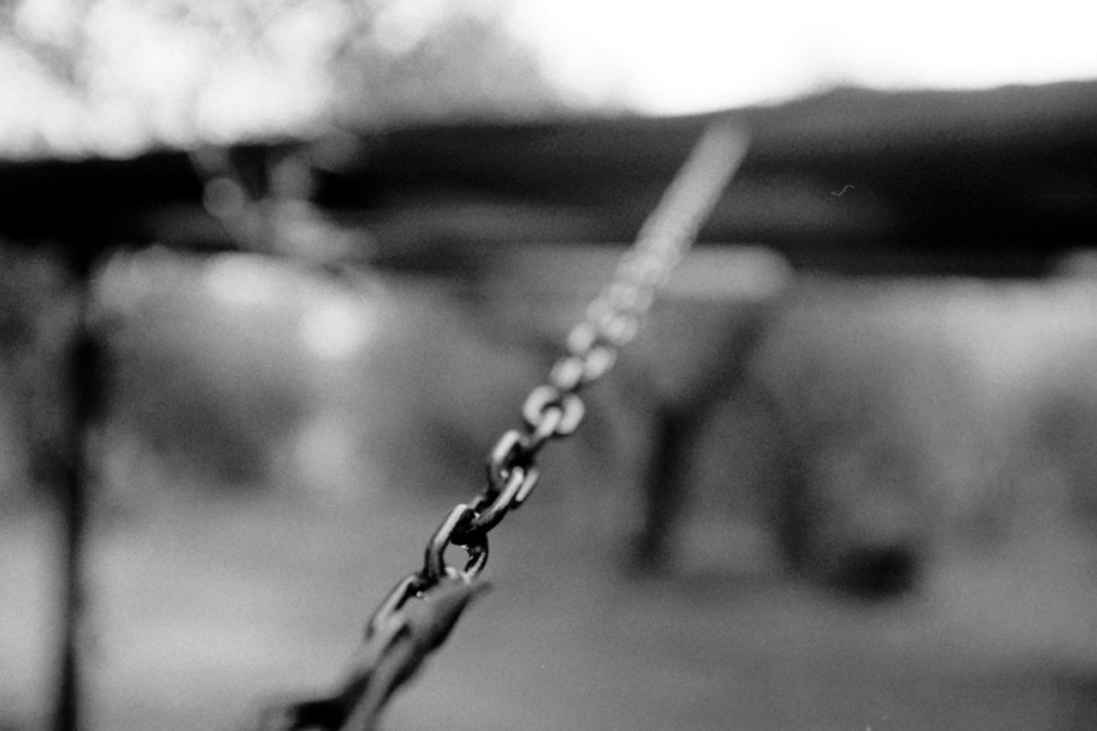 Мы не стремимся найти «фундамент» убеждений собеседника. Наша цель — выявить слабое звено в его системе взглядов