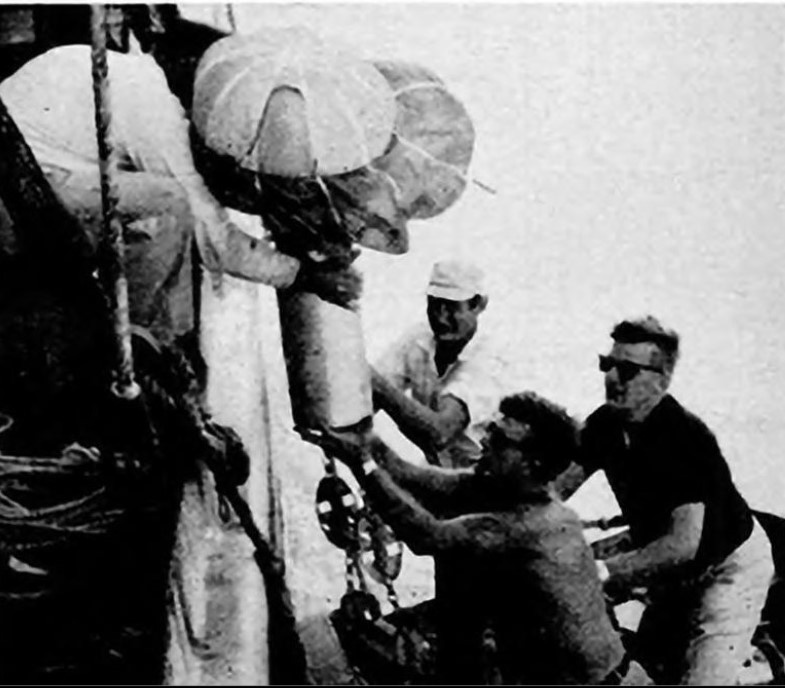 Извлеченная капсула передается на борт спасательного судна.