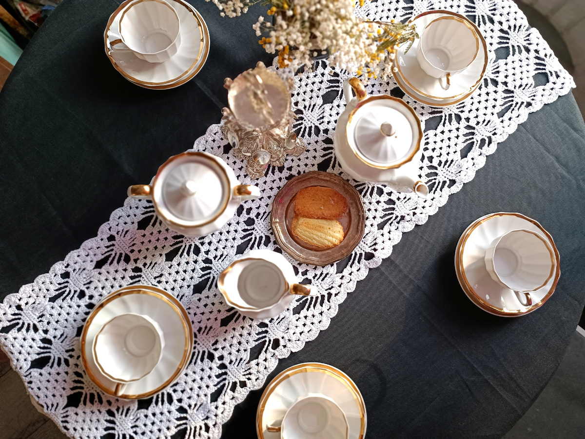 Классика от Вербилок, подходящая к любому поводу и сервировки - белый с золочением фарфор "Золотая лента"