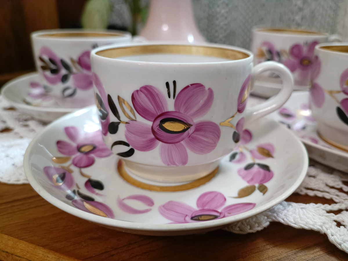 Эти винтажные пары от Вербилок мне видятся исключительно на летнем столе в саду