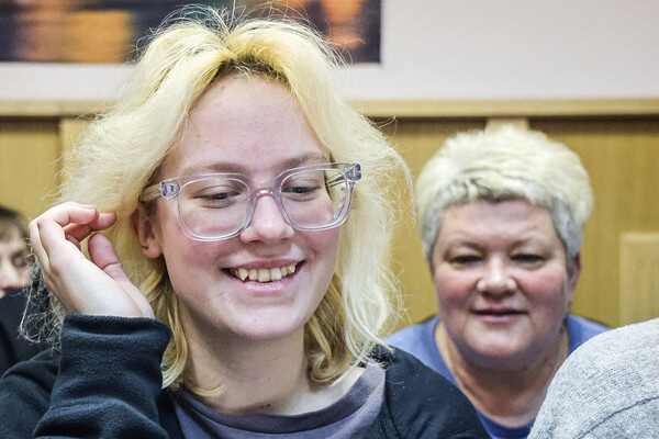 Певица Диана Логинова (Наоко) и ее мать Ирина во время заседания в Ленинском районном суде, 28 октября 2025 года / Валентин Егоршин/ТАСС 