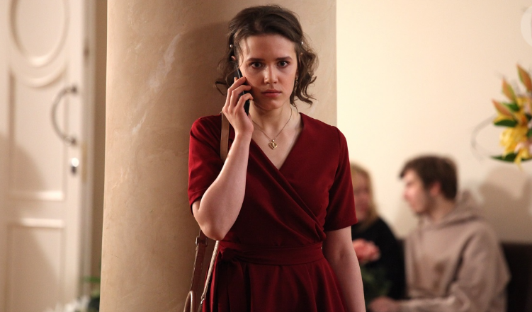 Кадр из сериала "Сквозь розовые очки" (2022)