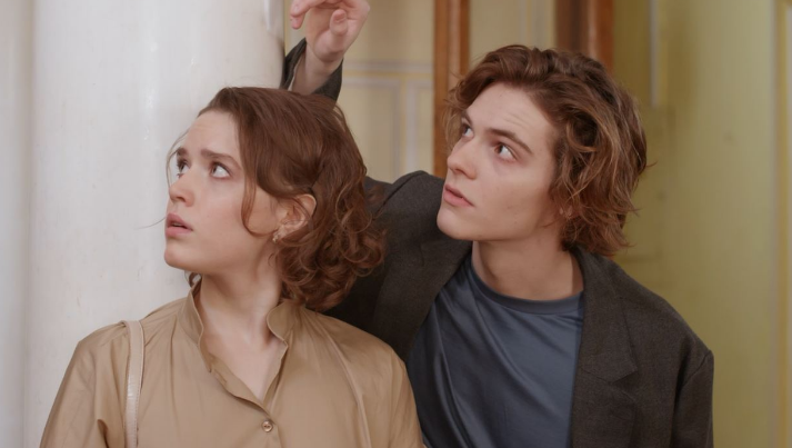 Кадр из сериала "Сквозь розовые очки" (2022)