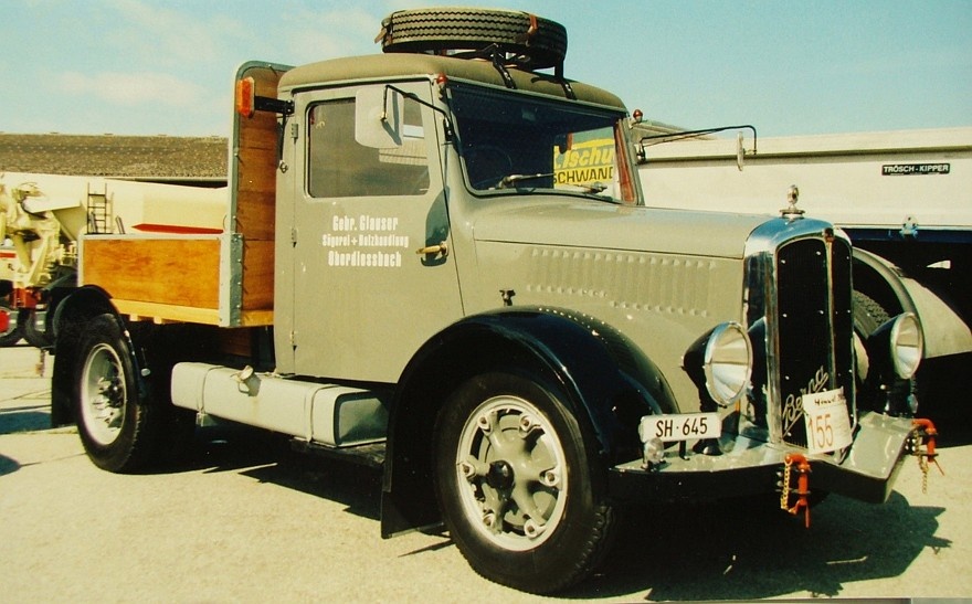 Военный тягач-толкач Berna 1U с коротким деревянным кузовом